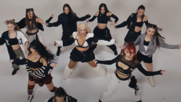 VIDEO/ Ronela Hajati publikon këngën e re “Himni”