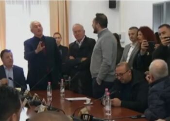 Ironizon Salianji: Ju lumshin komët, për të mira dhe në gëzime