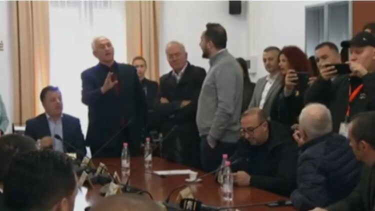 Ironizon Salianji: Ju lumshin komët, për të mira dhe në gëzime