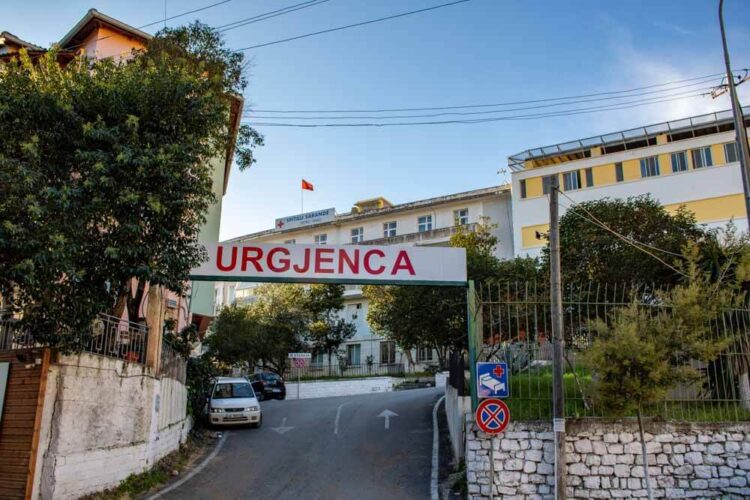 Motori përplaset me lopën dhe më pas me një makinë, plagoset rëndë 34-vjeçari