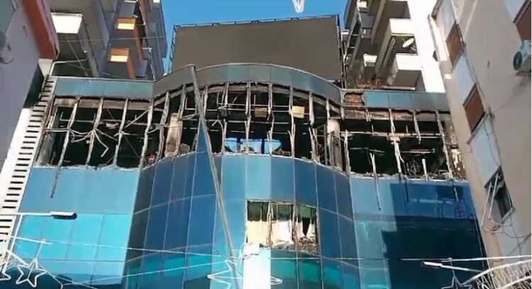 Flakët u shuan pas 11 orësh, çfarë la pas zjarri në Lushnjë!