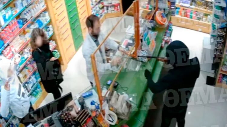 Video e grabitjes me armë të një 16-vjeçari në farmaci