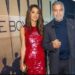 Amal Clooney me një fustan mbrëmjeje të kuqe në krah të George