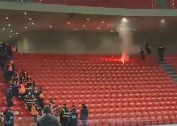 Përplasen tifozët pas derbit Tirana – Partizani, zjarr në…