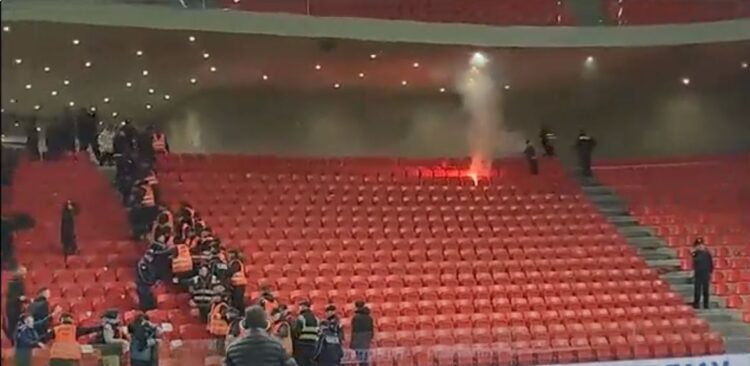 Përplasen tifozët pas derbit Tirana – Partizani, zjarr në…