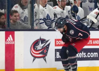 Hokej mbi akull, tjetër aksident gjatë lojës, një atlet rrëzohet