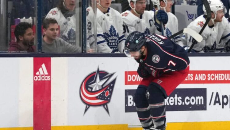 Hokej mbi akull, tjetër aksident gjatë lojës, një atlet rrëzohet