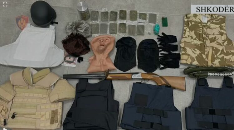 Kapen armë dhe jelekë antiplumb në Shkodër, prangoset një person