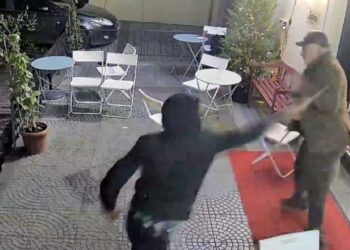 VIDEO/ Pronari e përzuri nga lokali, shqiptari e sulmon me hanxhar