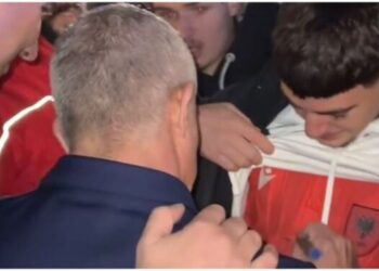 Silvinho rrethohet nga tifozët në Hamburg, e presin me brohorima