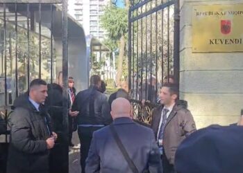 Prokurorët e SPAK dhe avokatët e Berishës mbërrijnë në Kuvend