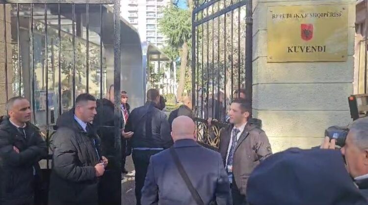 Prokurorët e SPAK dhe avokatët e Berishës mbërrijnë në Kuvend