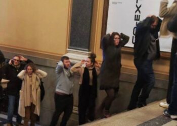 Publikohen pamjet kur studentët evakuohen pas sulmit në Pragë