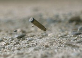 Gjuajnë me armë zjarri dhe ikin me veturë disa persona në kryeqytet