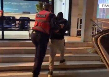 Vodhën para duke kërcënuar me pistoletë imituese, arrestohet i mituri