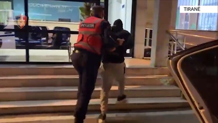 Vodhën para duke kërcënuar me pistoletë imituese, arrestohet i mituri