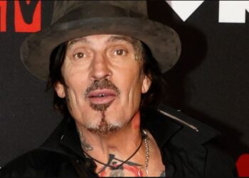 Tommy Lee akuzohet se ka sulmuar seksualisht një grua në helikopter