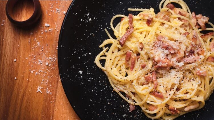 “Lufta e Shenjtë” në Itali për salcën karbonara