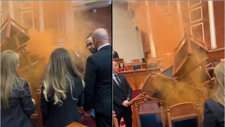 Deputetët e opozitës hedhin tymuese, përjashtohet Flamur Noka