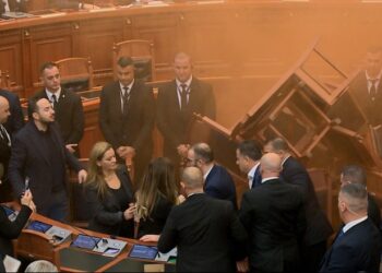 Vetëm 17 minuta/ Mes tymueseve dhe  protestave mbyllet seanca