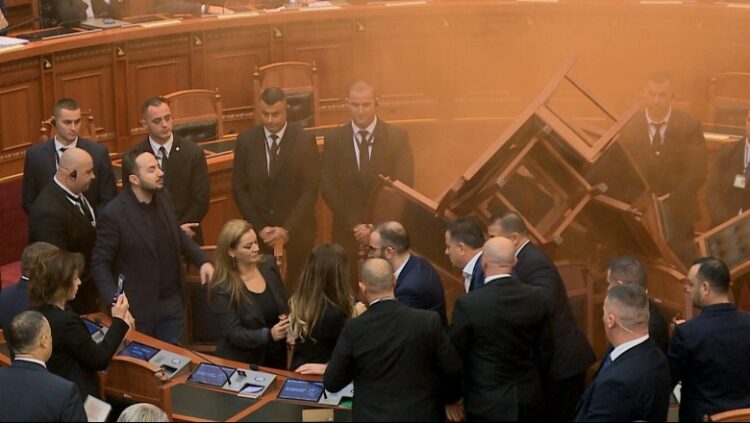 Vetëm 17 minuta/ Mes tymueseve dhe protestave mbyllet seanca