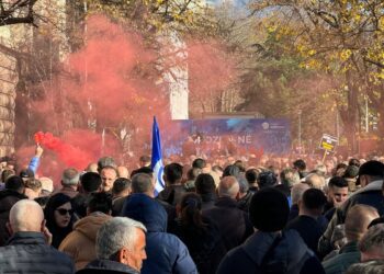 Opozita hedh tymuese jashtë ambienteve të Kryesisë së Kuvendit