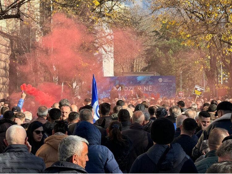 Opozita hedh tymuese jashtë ambienteve të Kryesisë së Kuvendit