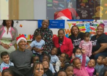 Obama veshet si Santa Claus dhe u shpërndan dhurata nxënësve të…