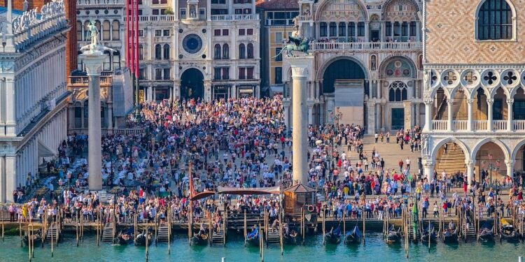 Venecia do të ndalojë grupet e mëdha turistike dhe altoparlantët