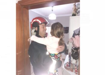 Mbetet e bllokuar në banesë 3 vjeçarja, të qarat alarmojnë komshinjtë