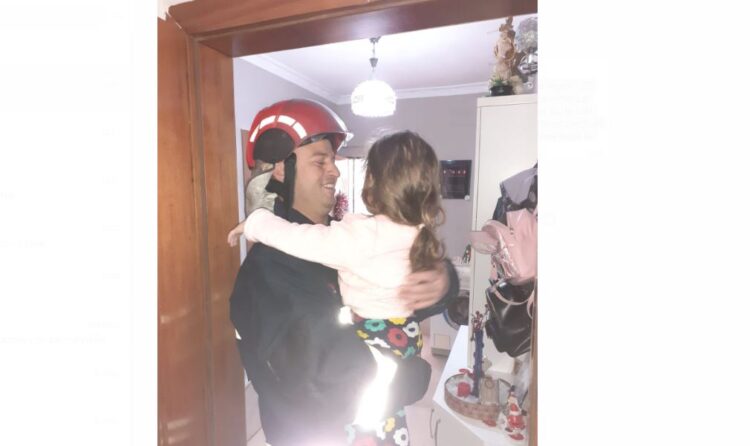 Mbetet e bllokuar në banesë 3 vjeçarja, të qarat alarmojnë komshinjtë