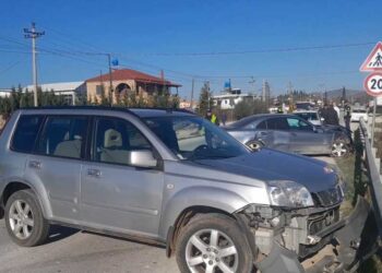 Përplasen dy makina, plagosen tre persona