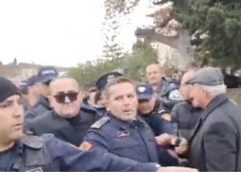 I rrethuar me policë Beleri pritet me brohorima në varrezat e Himarës