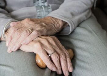 Vdes e moshuara, në vend të ujit piu detergjent pastrimi!