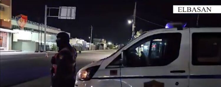 Xhaxhai kapet me armë zjarri në Elbasan, nipi shpërndante kanabis