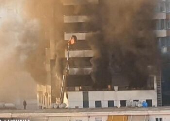 Qendra tregtare mori flake, reagon policia: 39 qytetarë dhe 3 zjarrfikës në spital