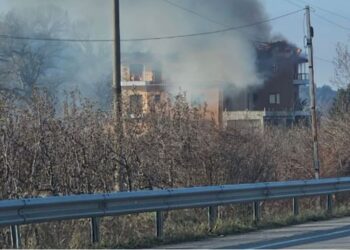 Përfshihet nga zjarri një hotel në Devoll, dyshimet e para…