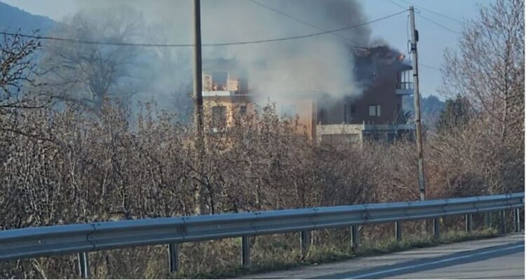 Përfshihet nga zjarri një hotel në Devoll, dyshimet e para…