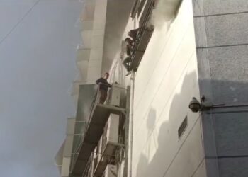 Situatë alarmante në Lushnjë, 4 banesa akoma kanë njerëz brenda. Pallati 12 katësh vazhdon të digjet