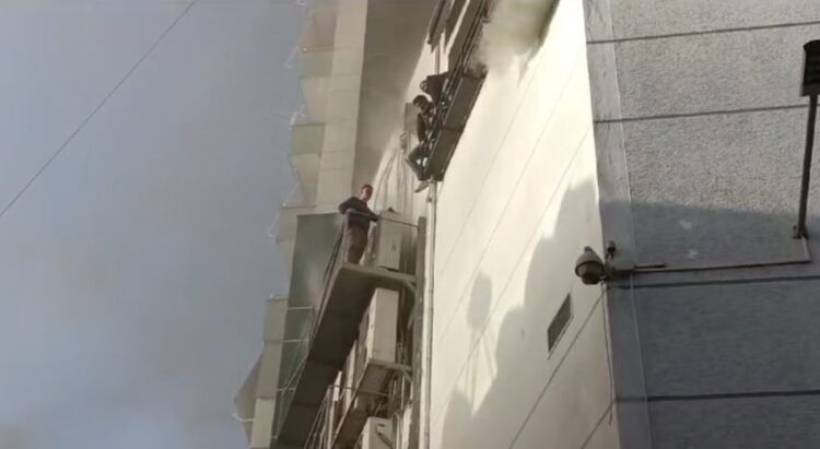 Lushnjë/ Zjarri merr përmasa të mëdha, dyshohet për disa familja të bllokuara