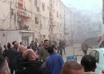 Zjarri në qendrën tregtare, zjarrfikëset e Tiranës nisen në Lushnje