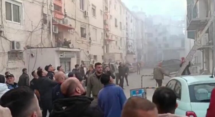 Zjarri në qendrën tregtare, zjarrfikëset e Tiranës nisen në Lushnje