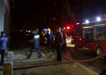 Përfshihet nga flakët fabrika në Tiranë