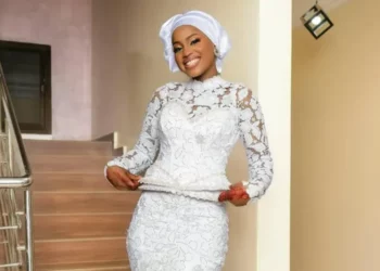 I paguante studimet e shkollës, sulmuesi i njohur martohet me 18-vjeçaren