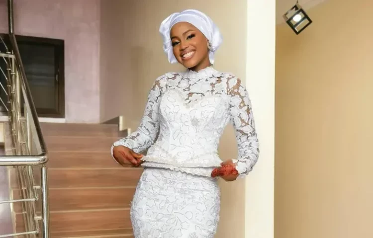 I paguante studimet e shkollës, sulmuesi i njohur martohet me 18-vjeçaren