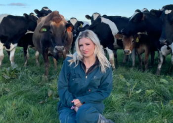 Mjel lopët me bikini, fermerja që po pasurohet në OnlyFans (FOTO)