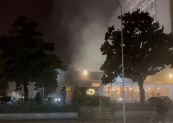 Përfshihet nga flakët hoteli në qendër të Shkodrës