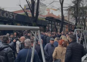 Berisha i përshëndet nga dritarja, mbështetësit rrethojnë lagjen