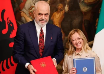 Kampet e refugjatëve, BBC: Kushtetuesja miratoi marrëveshjen e diskutueshme Rama-Meloni