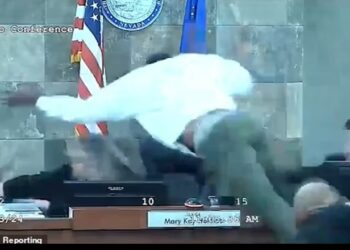 Krimineli sulmon gjyqtaren në mes të seancës, e rreh brutalisht